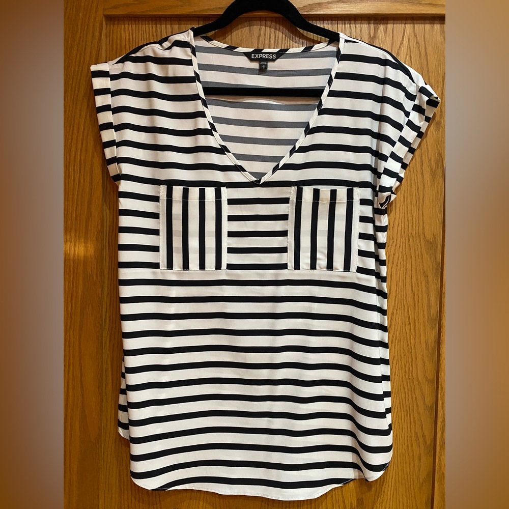 Express Women’s white & black short sleeve top size medium.